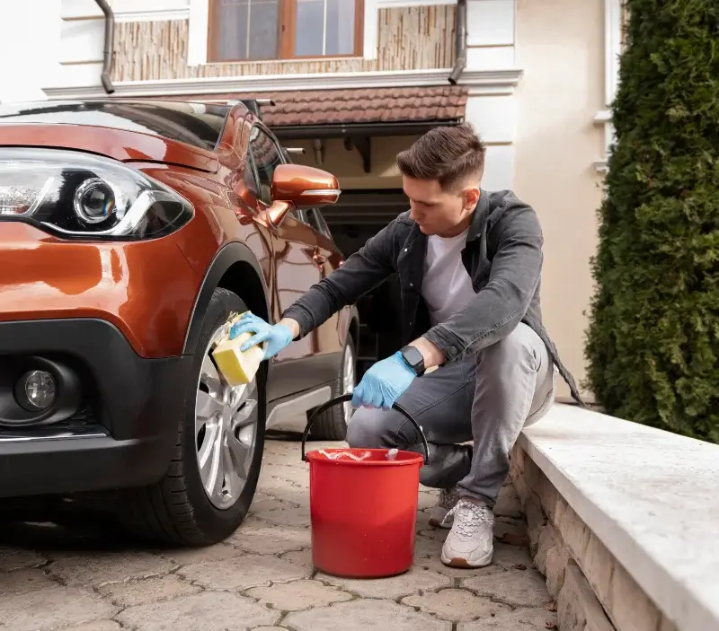 Lavage auto à domicile Fabrezan : professionnel intervenant sur un véhicule